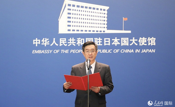 中國駐日本大使館教育處公使銜參讚杜柯偉(wei) 宣讀獲獎人員名單。人民網 許可攝