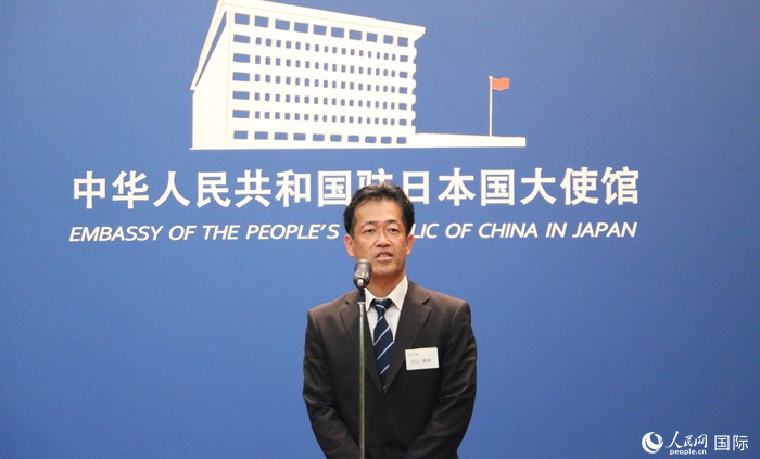 導師代表、東(dong) 京大學教授內(nei) 山真伸發表致辭。人民網 許可攝