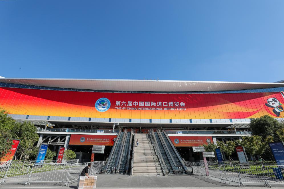 這是第六屆進博會(hui) 場館國家會(hui) 展中心（上海）外景（2023年11月2日攝）。新華社記者 辛夢晨 攝