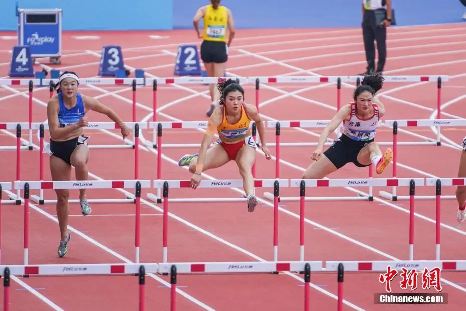 第一屆全國學生(青年)運動會(hui) 田徑女子大學乙組100米欄決(jue) 賽中，吳豔妮輕鬆奪冠。圖為(wei) 吳豔妮在比賽中。陳冠言 攝