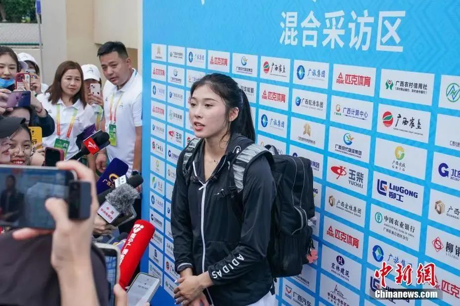 圖為(wei) 吳豔妮在10日比賽結束後接受媒體(ti) 采訪。陳冠言 攝
