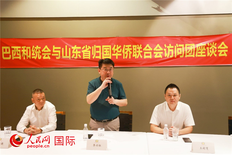 中國僑(qiao) 聯副主席、山東(dong) 省僑(qiao) 聯主席李興(xing) 鈺（中）在座談會(hui) 上致辭。人民網記者 陳海琪攝