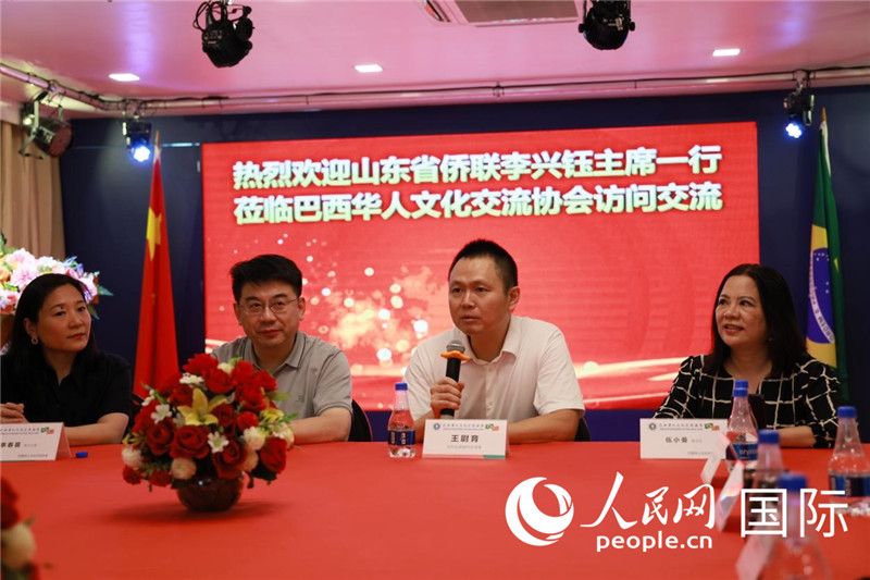 中國駐裏約熱內(nei) 盧副總領事王尉育（右二）發表致辭。人民網記者宋亦然攝