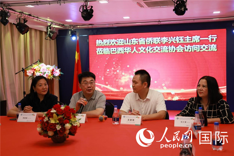 山東(dong) 省僑(qiao) 聯主席李興(xing) 鈺（左二）和與(yu) 會(hui) 僑(qiao) 領座談。人民網記者宋亦然攝