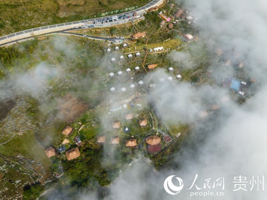 航拍掩映在晨間薄霧中的“花都裏·化屋野奢度假營地“。人民網 陽茜攝