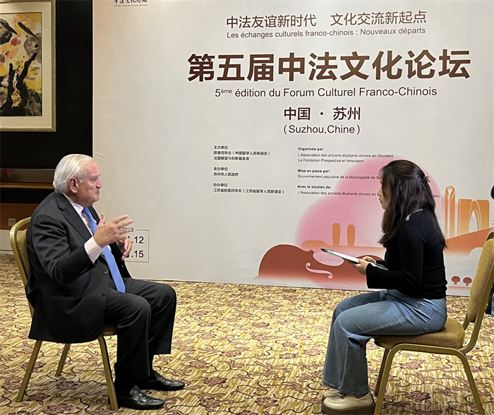法國前總理、法國展望與(yu) 創新基金會(hui) 主席讓-皮埃爾·拉法蘭(lan) 接受人民網的采訪。（國際在線供圖）