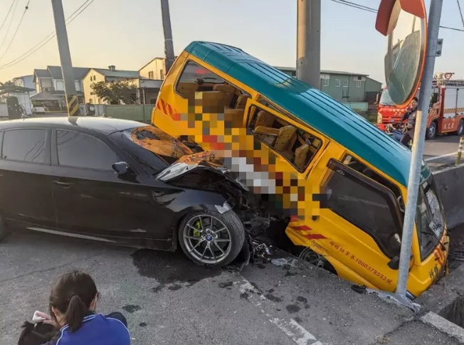 托兒(er) 所校車被轎車從(cong) 側(ce) 邊撞上，車體(ti) 嚴(yan) 重毀損。圖片來源：台灣《聯合報》民眾(zhong) 供圖