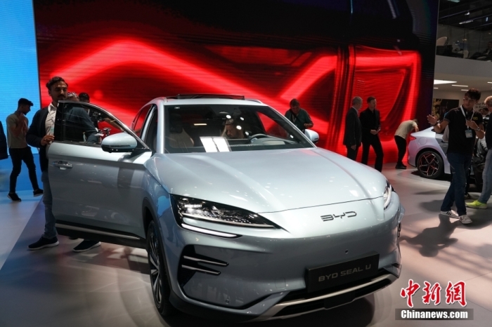 2023年德國國際汽車及智慧出行博覽會(hui) (IAA mobility)(亦簡稱慕尼黑國際車展)將於(yu) 9月5日正式開幕。在9月4日舉(ju) 行的媒體(ti) 日，記者看到諸品牌紛紛攜“拳頭”產(chan) 品亮相。圖為(wei) 當日比亞(ya) 迪SEAL U在歐洲首秀。<a target='_blank' href='https://www.easyfundingllc.com/'><p  align=