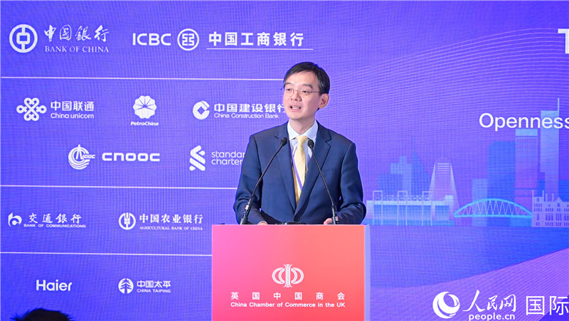 英國中國商會(hui) 會(hui) 長、中國銀行倫(lun) 敦分行行長方文建 致歡迎辭。人民網 郭錦標攝