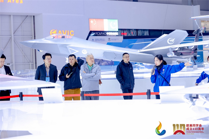 參會(hui) 嘉賓和留學歸國人員參觀珠海太空中心。主辦方供圖