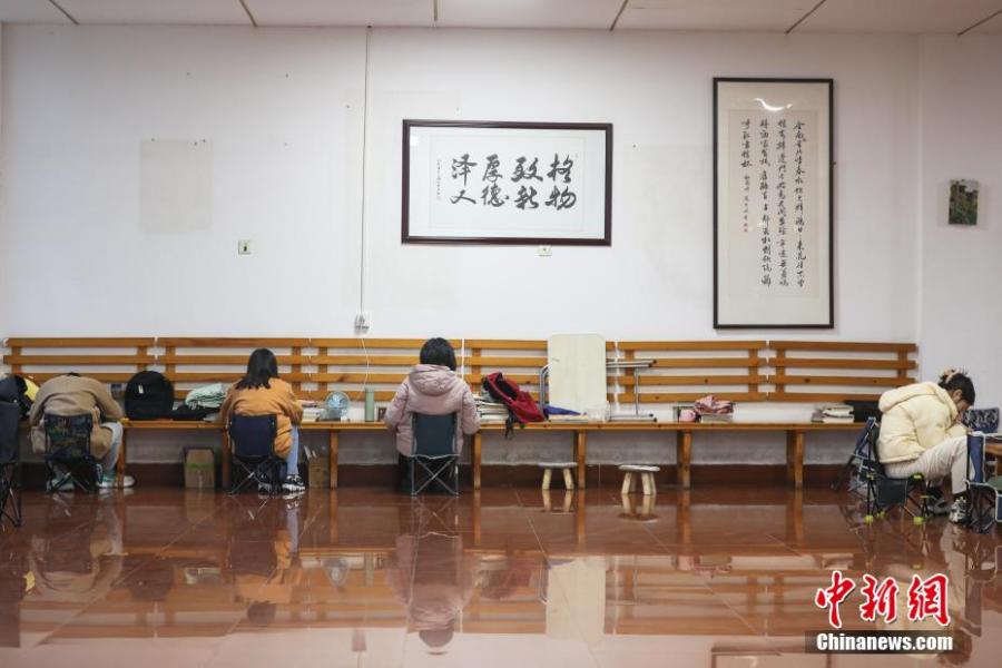 資料圖：幾位考研學生在南昌大學教學樓的公共空間複習(xi) 備考。劉力鑫 攝