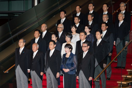 9月13日，日本首相岸田文雄（前排中）在東(dong) 京的首相官邸率閣僚合影。新華社記者張笑宇攝