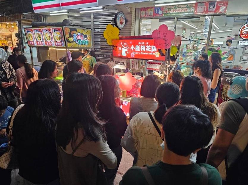 梅花糕攤前被民眾(zhong) 團團包圍。圖片來源：台灣“中時新聞網”遊定剛攝