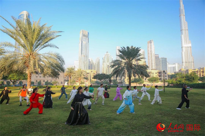 迪拜民眾(zhong) 在練習(xi) 太極拳。人民網 塔裏克·易卜拉欣攝