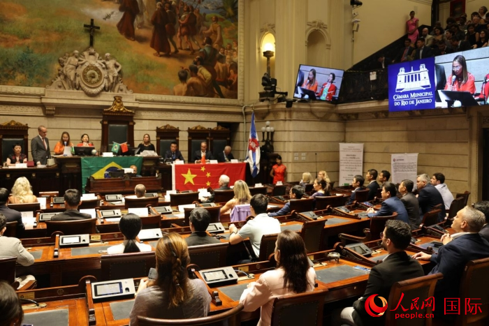 當地時間12月15日晚，巴西裏約熱內(nei) 盧市議會(hui) 在議會(hui) 大廳舉(ju) 行隆重儀(yi) 式，向一批為(wei) 推動巴西和中國友好合作做出突出貢獻的機構、團體(ti) 和個(ge) 人授予“傑出貢獻獎”。人民網記者 時元皓攝