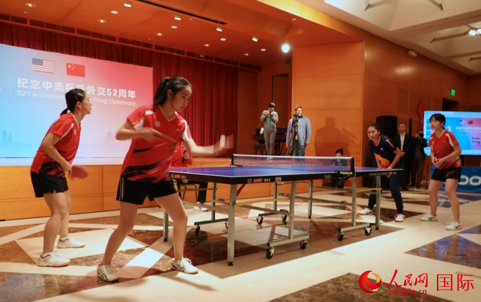 來自北京大學、美國弗吉尼亞(ya) 大學的中美青年乒乓球運動員進行表演賽。人民網記者 李誌偉(wei) 攝
