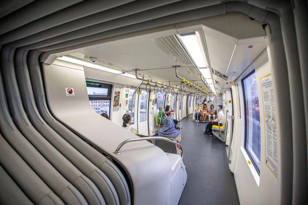 9月14日，乘客在泰國曼穀搭乘“黃線”列車。泰國曼穀是世界著名旅遊目的地之一，當地人把這座城市的高架軌道交通係統稱為(wei) “曼穀天鐵”。2023年下半年，由位於(yu) 安徽蕪湖的中車浦鎮阿爾斯通運輸係統公司生產(chan) 並提供的單軌道列車“天鐵黃線”在曼穀正式運營，11月同樣由該公司生產(chan) 並提供列車的“天鐵粉線”也在曼穀開始試運行。“中國智造”從(cong) 中國蕪湖來到泰國曼穀，讓曼穀近郊與(yu) 市中心的連接更為(wei) 緊密，豐(feng) 富城市麵貌的同時，也為(wei) 當地發展注入新活力。（新華社記者王騰攝）