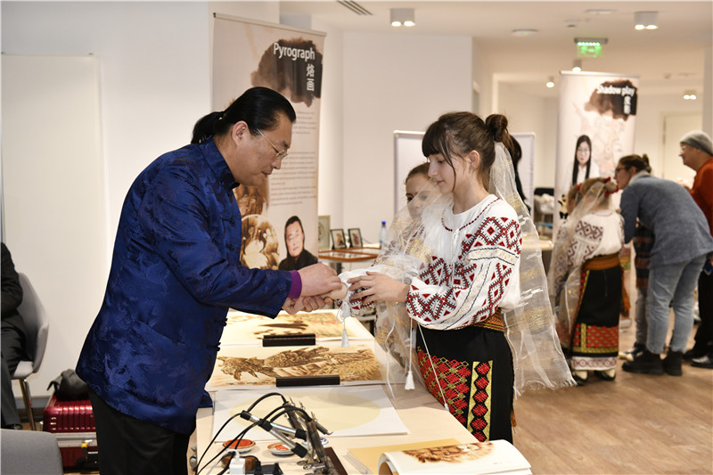 圖為(wei) 羅馬尼亞(ya) 小學生在現場體(ti) 驗烙畫。 布加勒斯特中國文化中心供圖