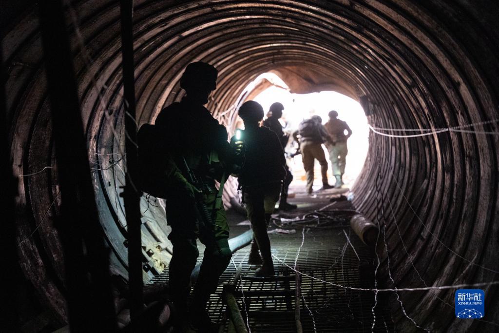 這張以色列國防軍(jun) 12月17日發布的照片顯示，以軍(jun) 地麵部隊在加沙地帶發現一處大型地下隧道。新華社發
