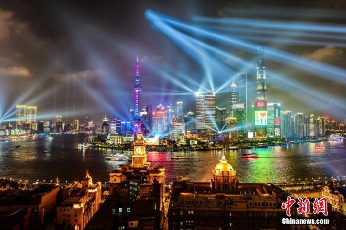 資料圖：上海外灘國慶燈光秀流光溢彩。 黃偉(wei) 國 攝
