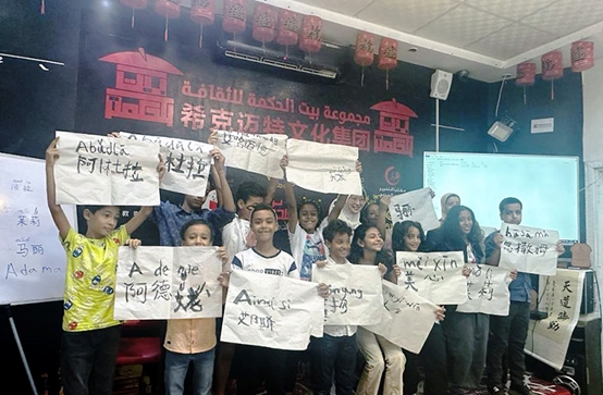 學著用中文書(shu) 寫(xie) 自己姓名的埃及兒(er) 童們(men) 。埃及希克邁特文化集團供圖