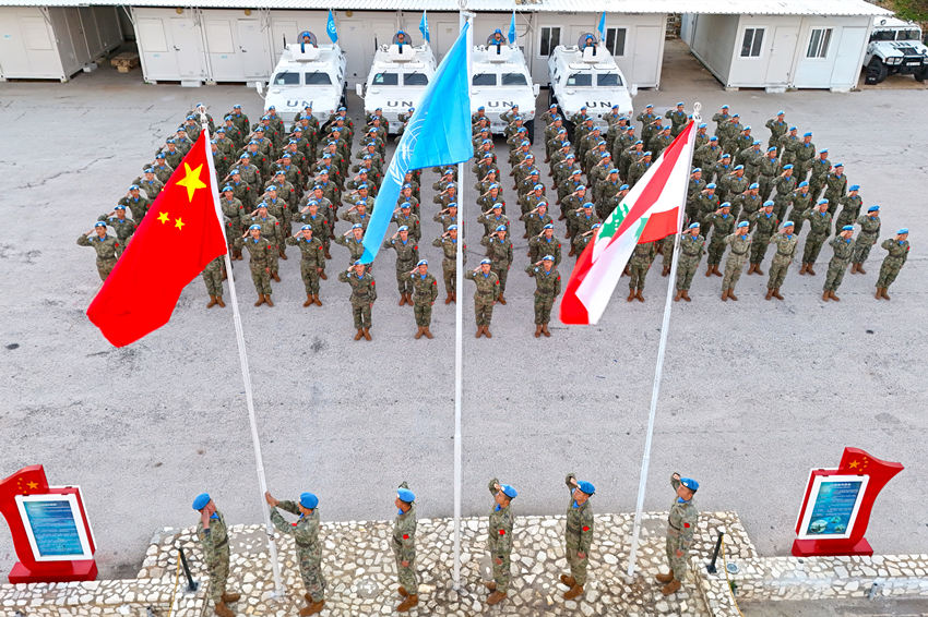 1月1日，中國第22批赴黎巴嫩維和官兵們(men) 舉(ju) 行升旗儀(yi) 式。胡光明攝