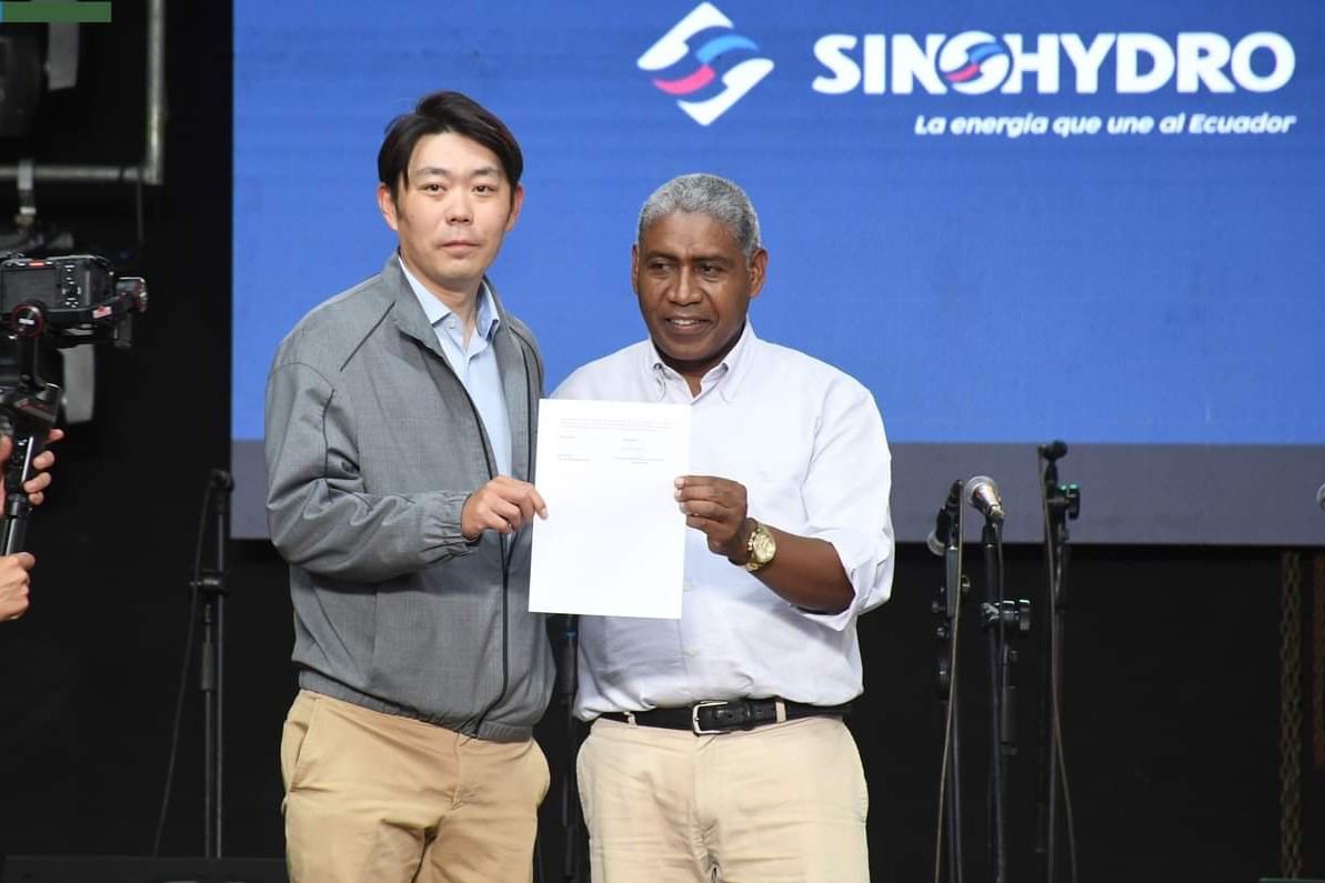中國電建厄瓜多爾國別代表白納（左）代表中國電建向厄瓜多爾埃爾查科市康複中心捐贈了一批康複器材，埃爾查科市市長奧斯卡·德拉克魯斯·卡瓦蒂霍（右）對中國企業(ye) 的善舉(ju) 表示感謝。中國電建厄瓜多爾代表處供圖