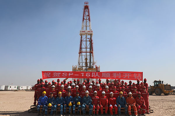 12月25日，中石化國工科威特分公司SINOPEC-16隊在科威特北部油區順利開鑽。中石化供圖