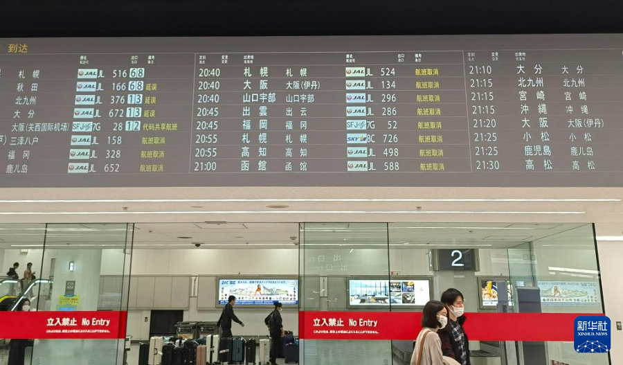 1月2日，在日本東(dong) 京羽田機場，受兩(liang) 機碰撞起火事故影響，日本國內(nei) 航班大範圍延誤或取消。新華社記者 胡曉格 攝