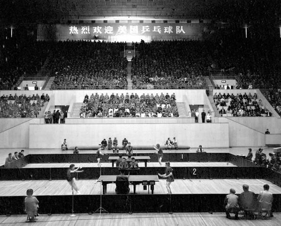 圖為(wei) 1971年4月13日，中華全國體(ti) 育總會(hui) 舉(ju) 行歡迎儀(yi) 式，歡迎前來中國進行訪問的美國乒乓球代表團。中美兩(liang) 國乒乓球運動員在北京首都體(ti) 育館進行了友誼比賽。新華社發