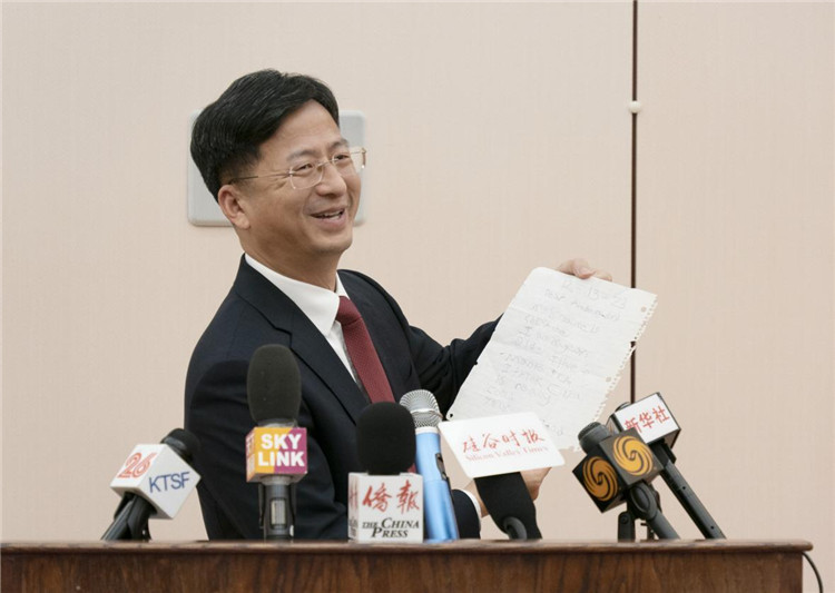 張建敏總領事向媒體(ti) 展示領區小學生來信。中國駐舊金山總領館供圖