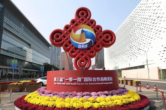 這是2023年10月17日在北京國家會(hui) 議中心附近拍攝的“一帶一路”國際合作高峰論壇景觀布置。新華社記者 陳斌 攝