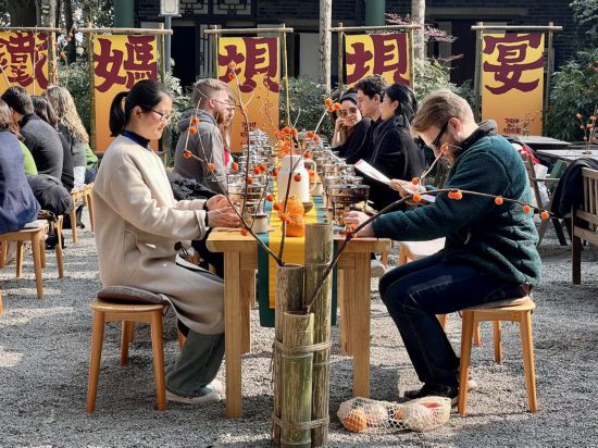 哥倫(lun) 比亞(ya) 大學青年學生代表團與(yu) 蒲江縣鐵牛村村民一起交流、品嚐當地的小火鍋。