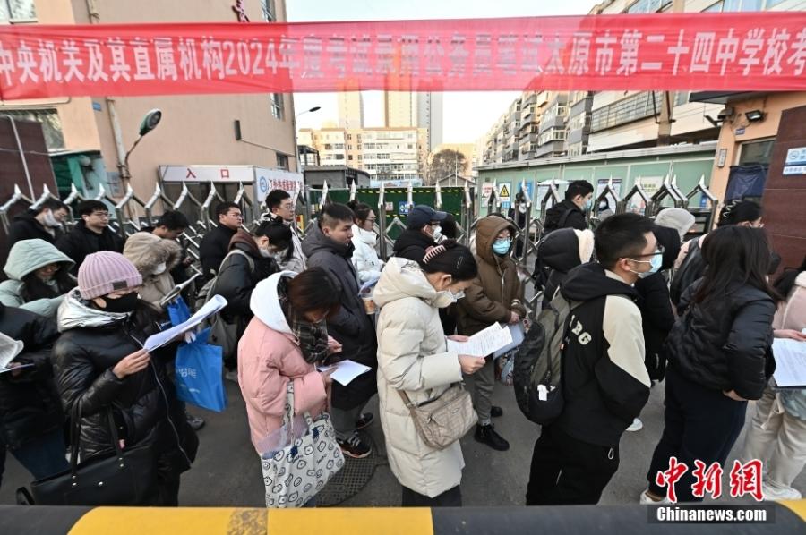 2023年11月26日，山西省太原市，考生步入考場。當日，中央機關(guan) 及其直屬機構2024年度考試錄用公務員公共科目筆試開考。<a target='_blank' href='https://www.easyfundingllc.com/'><p  align=