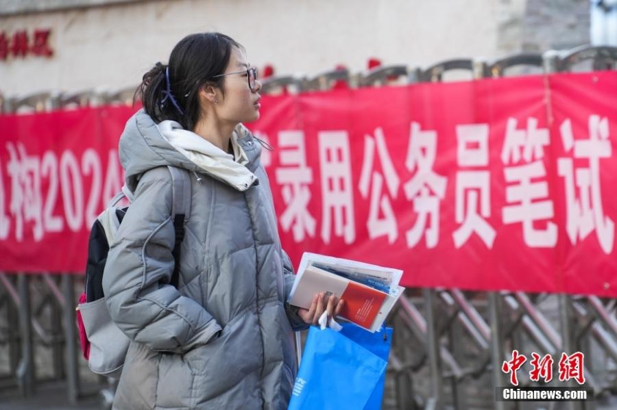 2023年11月26日，山西省太原市，考生步入考場。當日，中央機關(guan) 及其直屬機構2024年度考試錄用公務員公共科目筆試舉(ju) 行。<a target='_blank' href='https://www.easyfundingllc.com/'><p  align=