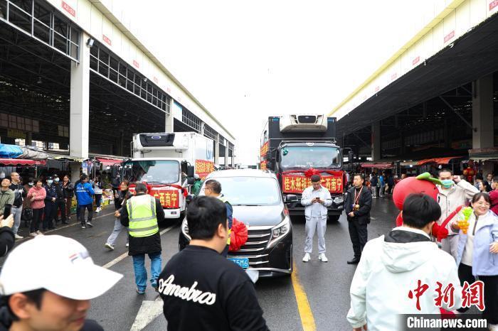 運載蔓越莓車隊前，不少民眾(zhong) 正在圍觀打卡。 王偉(wei) 臣 攝