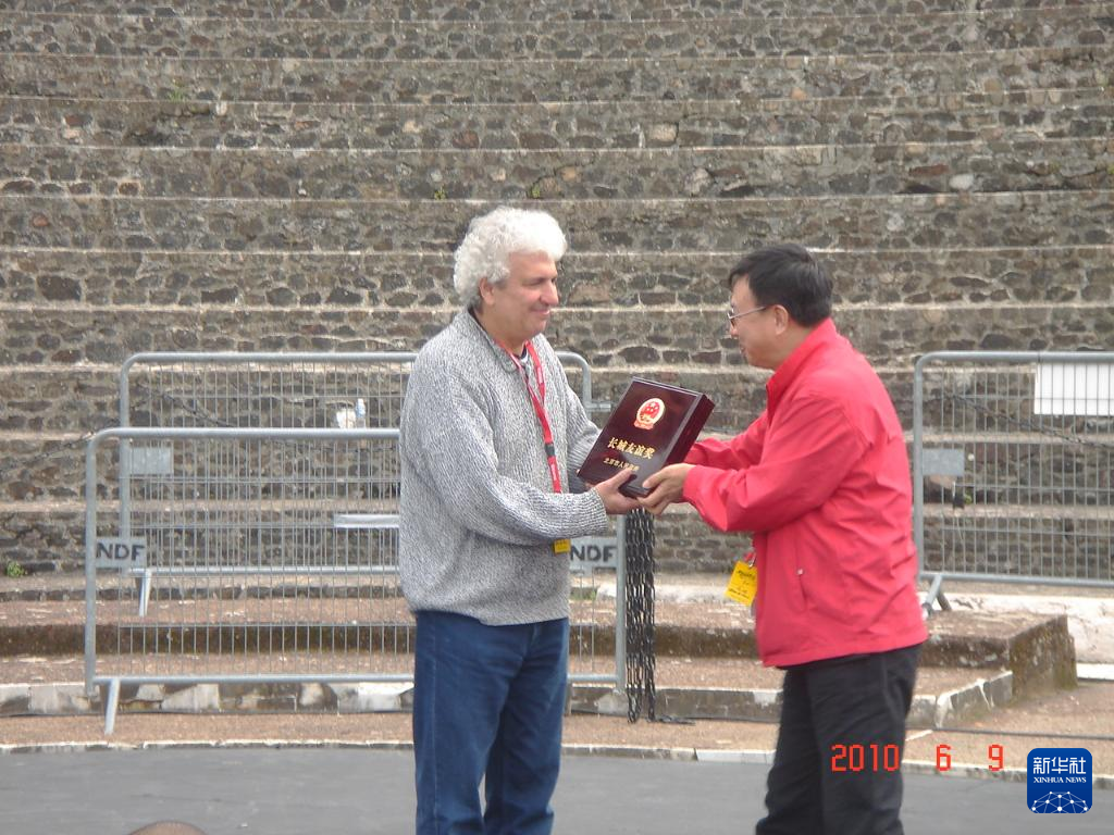 這是2010年帕特裏克·索米耶（圖左）獲頒北京市人民政府授予的“長城友誼獎”時的資料照片。新華社發（受訪對象供圖）