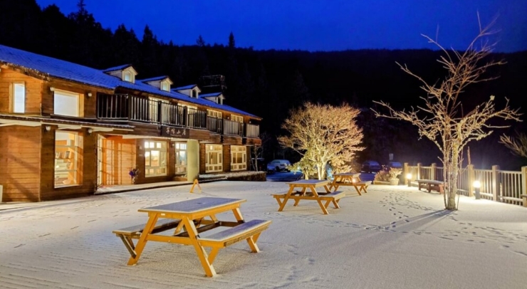 位在宜蘭(lan) 縣內(nei) 的太平山森林遊樂(le) 區23日淩晨開始下雪，園區翠峰山屋前一片雪白。圖片來源：台灣“中央社”。
