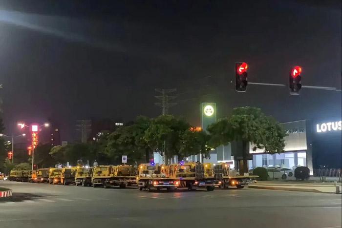 有多輛拖車出現在東(dong) 莞寮步汽車城門口。視頻截圖
