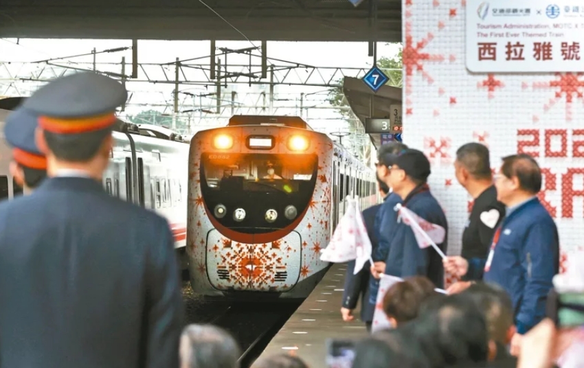 圖為(wei) 彩繪列車“SIRAYA西拉雅號”。圖片來源：台灣《聯合報》侯永全攝