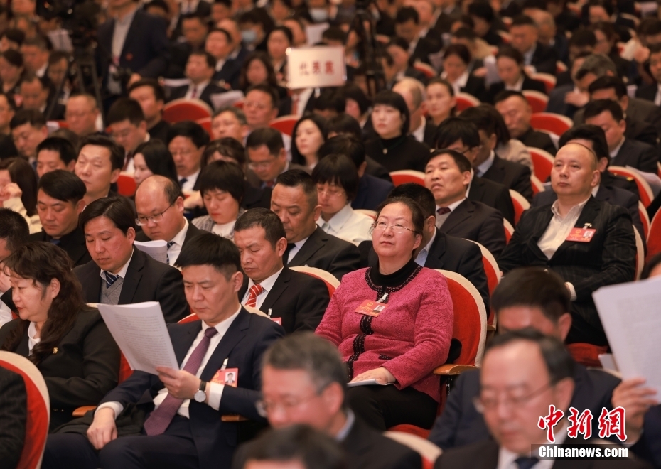 1月23日，安徽省第十四屆人民代表大會(hui) 第二次會(hui) 議在合肥開幕。圖為(wei) 代表委員認真聽取政府工作報告。