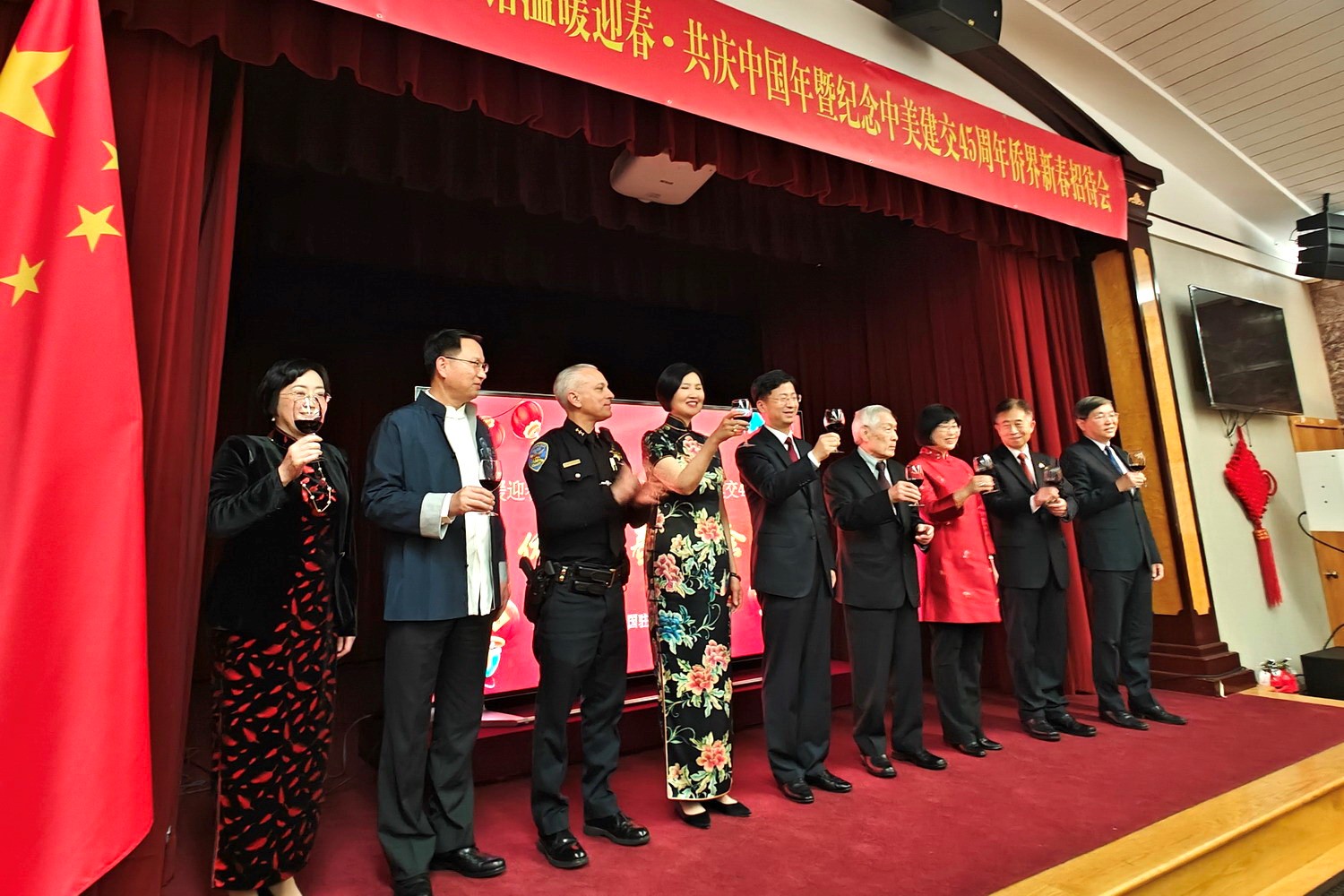 僑(qiao) 胞代表與(yu) 駐舊金山總領館官員合影。主辦方供圖