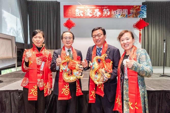 向池田知事、大西市長贈送“歡樂(le) 春節“吉祥龍。從(cong) 左到右為(wei) 魏有美副總領事、池田豊人知事、大西秀人市長、馬曉琛主任。中國駐大阪旅遊辦事處供圖