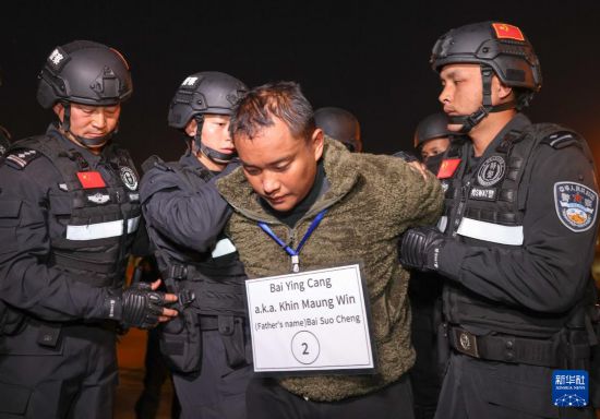 1月30日，在緬甸內(nei) 比都國際機場，緬甸警方依法向我公安機關(guan) 移交緬北重大犯罪嫌疑人白應蒼。新華社記者 殷剛 攝