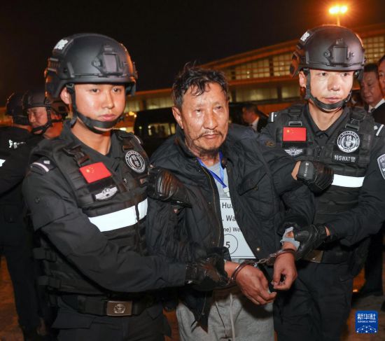 1月30日，在緬甸內(nei) 比都國際機場，緬甸警方依法向我公安機關(guan) 移交緬北重大犯罪嫌疑人魏懷仁。新華社記者 殷剛 攝
