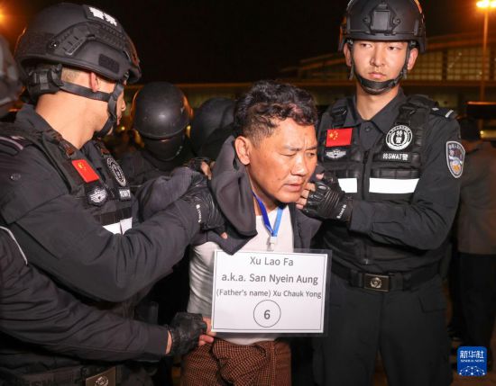 1月30日，在緬甸內(nei) 比都國際機場，緬甸警方依法向我公安機關(guan) 移交緬北重大犯罪嫌疑人徐老發。新華社記者 殷剛 攝