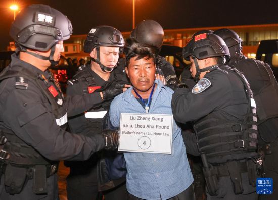 1月30日，在緬甸內(nei) 比都國際機場，緬甸警方依法向我公安機關(guan) 移交緬北重大犯罪嫌疑人劉正祥。新華社記者 殷剛 攝