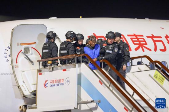 1月30日，在雲(yun) 南昆明長水機場，緬北重大犯罪嫌疑人白所成被我公安機關(guan) 成功押解回國。新華社記者 殷剛 攝