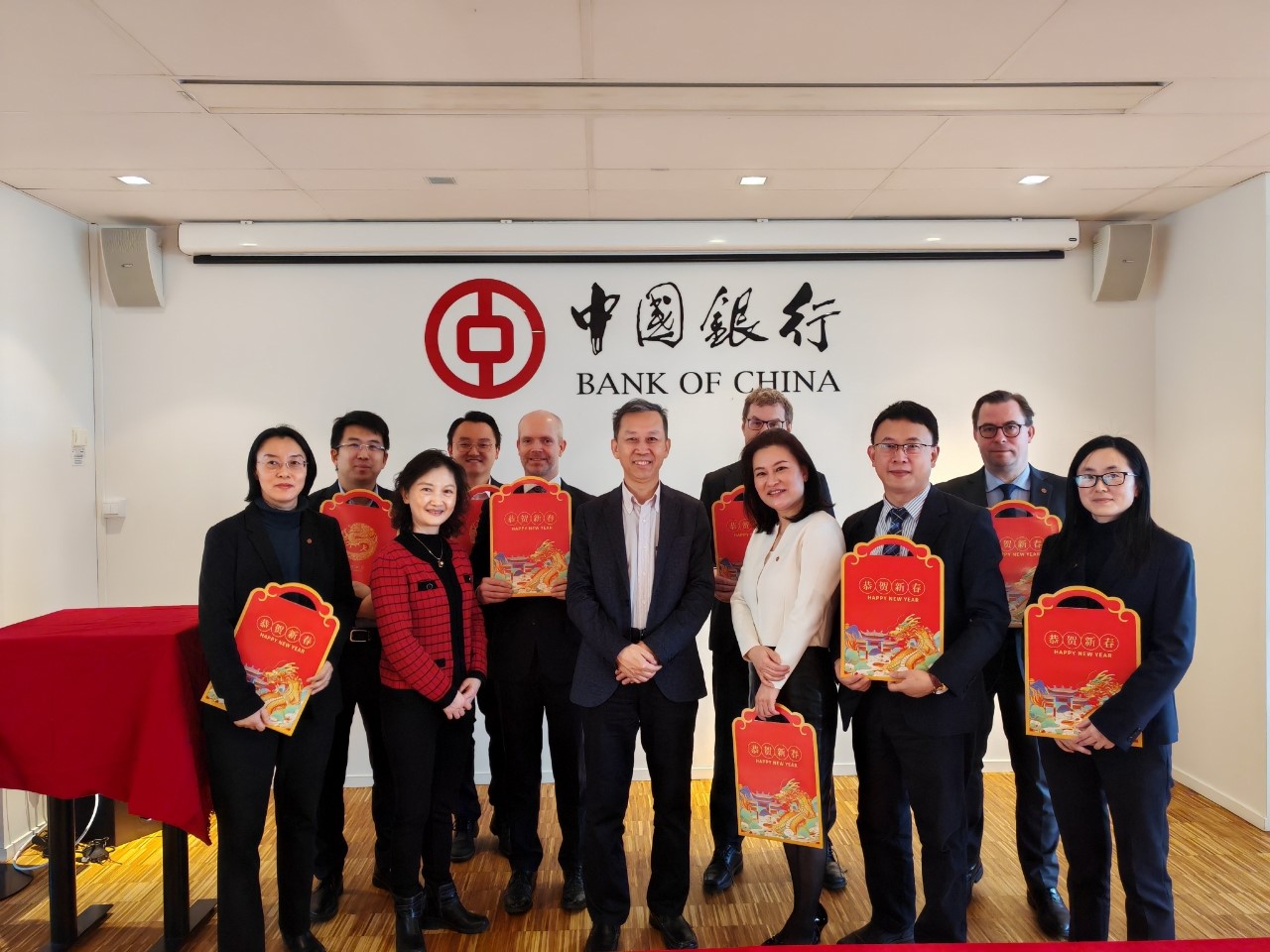 中國駐瑞典大使崔愛民（左六）與(yu) 中國銀行（歐洲）有限公司斯德哥爾摩分行中外員工合影。中國駐瑞典大使館供圖