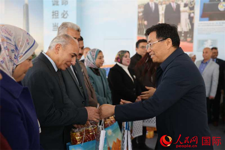 中建埃及分公司董事長常偉(wei) 才為(wei) 埃及師生發放新年禮包。人民網記者 黃培昭攝